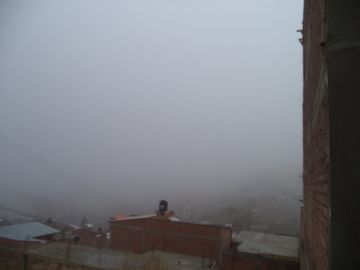 Los cerros que rodean la ciudad eran imposibles de ver.