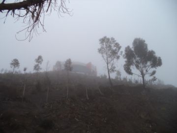 Los cerros que rodean la ciudad eran imposibles de ver.