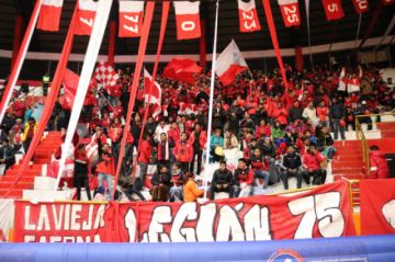 La alegría de la barra de Pichincha durante el encuentro.