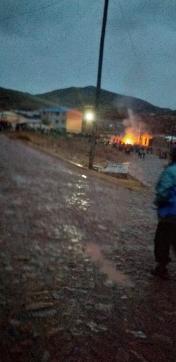 Prendieron una fogata en afueras de la casa.