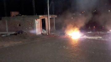 Prendieron una fogata en afueras de la casa.