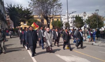 El desfile, cuando pasaba por la Plaza 10 de Noviembre.