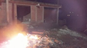 Prendieron una fogata en afueras de la casa.