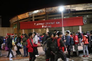 Largas filas se formaron en inmediaciones del coliseo.