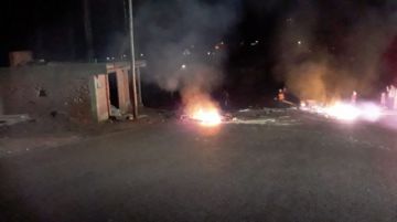 Prendieron una fogata en afueras de la casa.