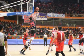 El estadounidense Booyi Muusa clava el balón.