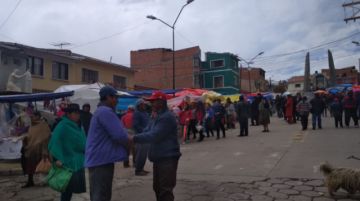 Aquí comienza la feria de Alasita.