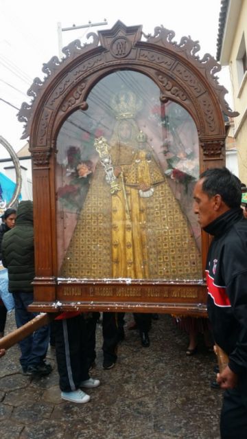 La imagen recorre las calles