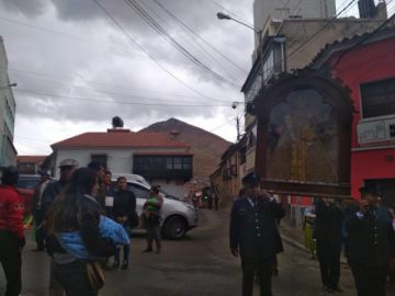 Sigue su camino hacia la plaza