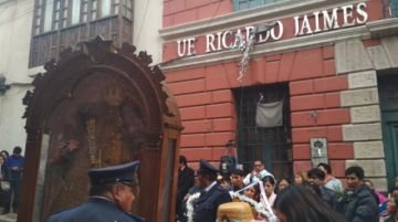 Sigue su paso por la calle Linares.