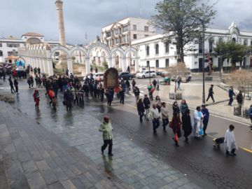 Ni la lluvia detuvo a la virgen 