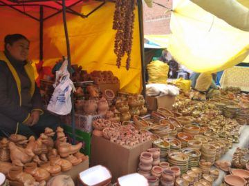 la feria de Alasita en San Juan, donde hay alfarería, dulce de caña (misk'i) y pan de trigo.
