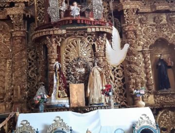 Altar del templo de Tinquipaya. Al centro (de amarillo) está la Virgen de Guadalupe.
