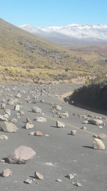 Pasajeros deben caminar para cruzar el bloqueo.