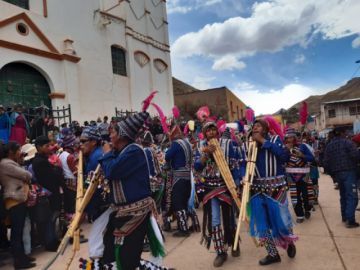 Los ayllus llegaron hasta el templo de Tinquipaya tocando sus wawkus.