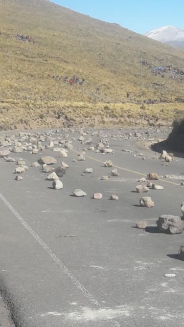 Pasajeros deben caminar para cruzar el bloqueo.