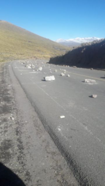 Pasajeros deben caminar para cruzar el bloqueo.