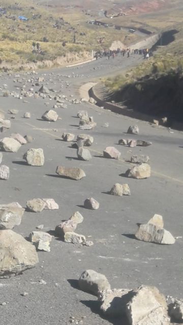 Pasajeros deben caminar para cruzar el bloqueo.