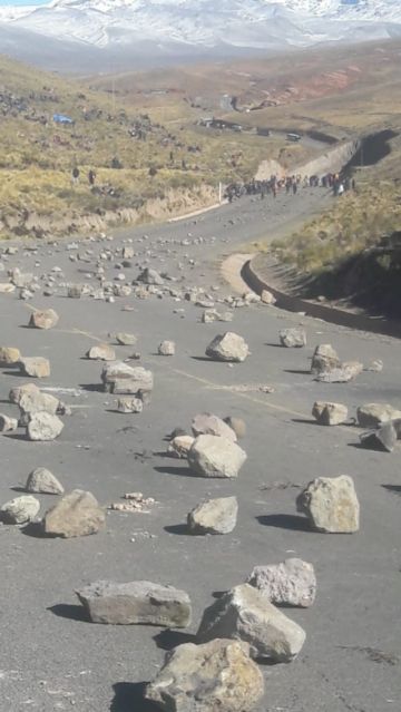 Pasajeros deben caminar para cruzar el bloqueo.