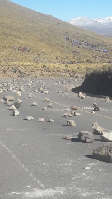 Pasajeros deben caminar para cruzar el bloqueo.