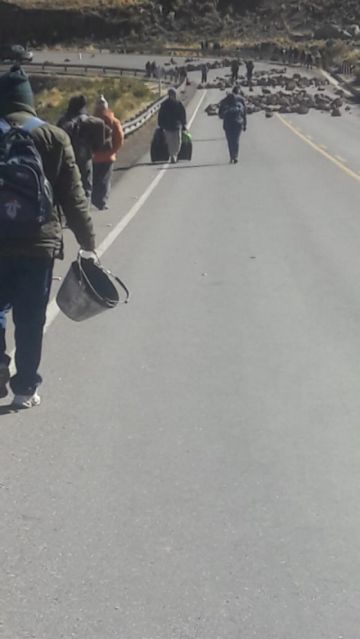 Pasajeros deben caminar para cruzar el bloqueo.