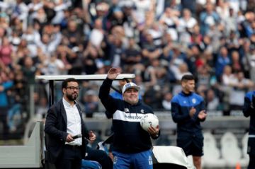 Maradona tuvo un emotivo recibimiento