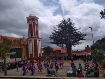 Hubo baile en la cancha del templo que ahora luce su reloj funcionando.