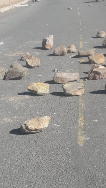 Pasajeros deben caminar para cruzar el bloqueo.