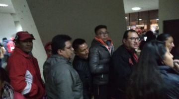 Hay filas para comprar comida.