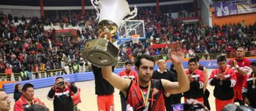 Cristian Camargo levanta el trofeo de subcampeón.