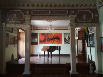 El salón de pintura contemporánea alberga cuadros ganadores de premios.