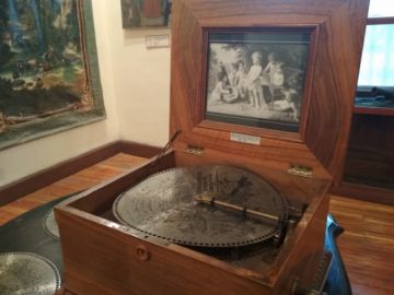 Tocadiscos metálicos.