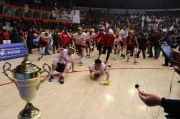 Jugadores de Pichincha se lanzan a la piscina del trofeo.
