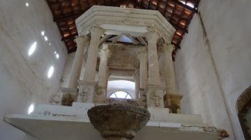 El altar y la pila bautismal del templo.