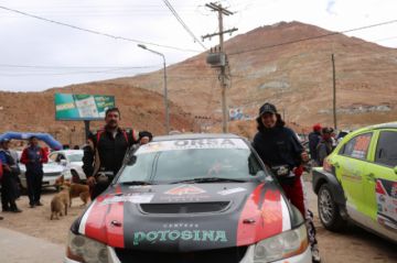 El piloto Sebastián Careaga posa para la foto con su máquina y copiloto Hernán Vargas. 