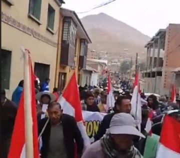 Se dirige hacia la plaza 10 de Noviembre.
