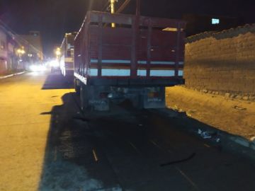 El camión contra el que chocó la moto.