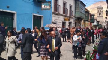 Cumplida la entrega, los devotos desatan su alegría y se dirigen a la casa de los pasantes.