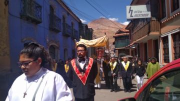 La procesión del Corpus Chico ya recorre las calles del centro histórico de Potosí