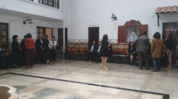 Los pasantes esperan a los devotos.