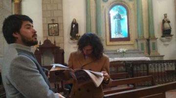 El flamante campeón nacional de automovilismo, Sebastián Careaga, participó en la procesión y ahora revisa El Potosí.