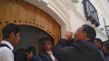Los pasantes esperan a los devotos.