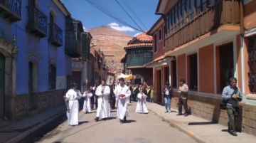 La procesión del Corpus Chico ya recorre las calles del centro histórico de Potosí