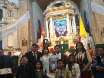 Los pasantes de este año, Reynaldo Cors y Marcela Gutiérrez, entregan la fiesta a Oswaldo Nina y familia.