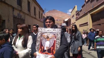 La procesión del Corpus Chico ya recorre las calles del centro histórico de Potosí