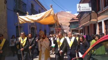 La procesión del Corpus Chico ya recorre las calles del centro histórico de Potosí