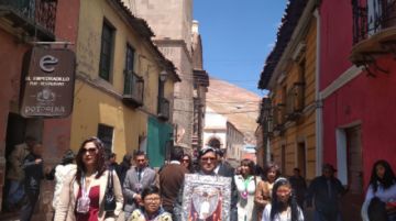 Cumplida la entrega, los devotos desatan su alegría y se dirigen a la casa de los pasantes.