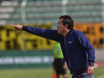 El estratega Nicolás Suárez da algunas instrucciones.