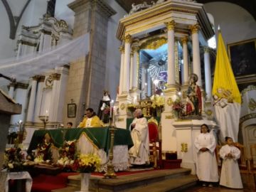 En pleno desarrollo la misa en homenaje al Señor de la Vera Cruz