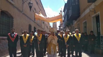 La procesión del Corpus Chico pasa por la calle del empedradillo y se dirige a San Francisco.
